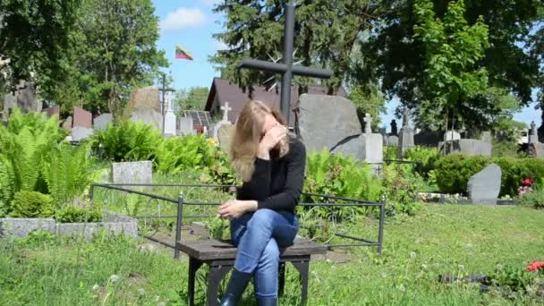 Viuda chica soldado tumba
 - Metraje, vídeo