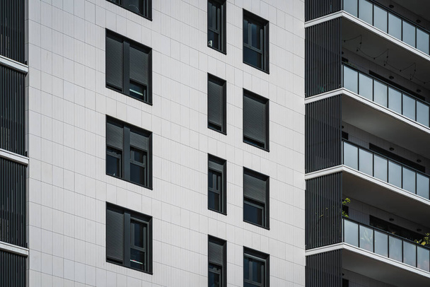 Ventanas y balcones de la fachada de un edificio residencial
 - Foto, Imagen