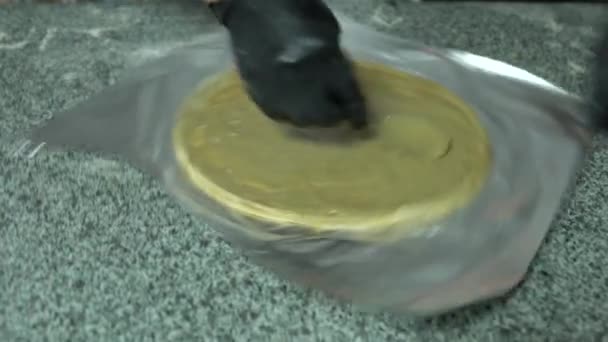 Человек делает тесто
 - Кадры, видео