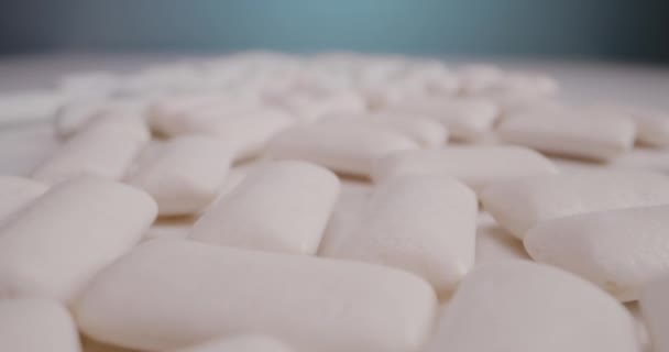 Kauwgom uitgespreid op tafel - Video