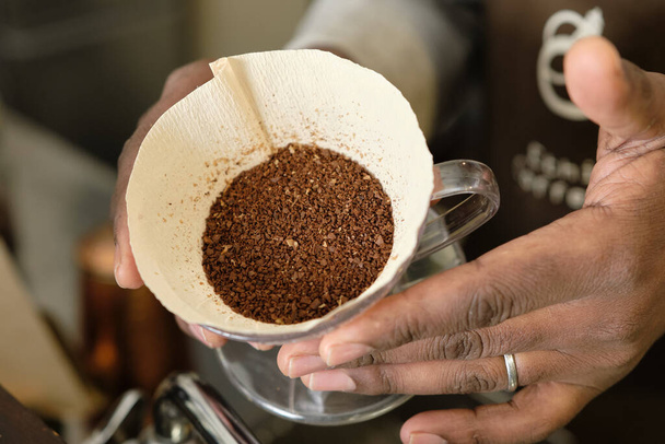 Como fazer café 12: Depois de achatar a superfície dos grãos de café
 - Foto, Imagem