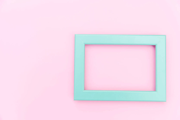Απλά Σχεδιάστε με άδειο μπλε πλαίσιο απομονώνεται σε ροζ παστέλ πολύχρωμο φόντο. Κορυφή, επίπεδη θέση, αντιγραφή χώρου, αναπαράσταση. Ελάχιστη έννοια - Φωτογραφία, εικόνα