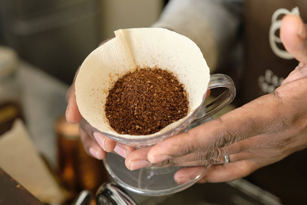 Como fazer café 11: Antes de aplainar a superfície dos grãos de café
 - Foto, Imagem