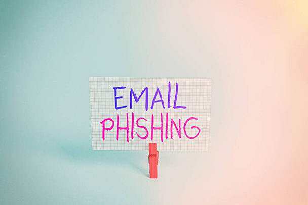 Email Phishing 'i gösteren kavramsal el yazısı. Kötü amaçlı yazılım dağıtan web sitelerine bağlanabilecek iş fotoğrafı görüntüleme e- postaları Renkli çamaşır iğnesi dikdörtgeni şekilli kağıt mavi arkaplan. - Fotoğraf, Görsel