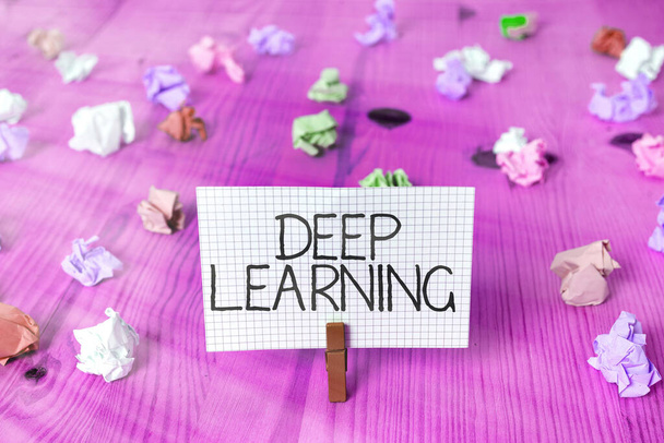 Znak tekstowy pokazujący Deep Learning. Zdjęcie koncepcyjne Hierarchiczne streszczenia Algorytm sztucznej inteligencji. - Zdjęcie, obraz