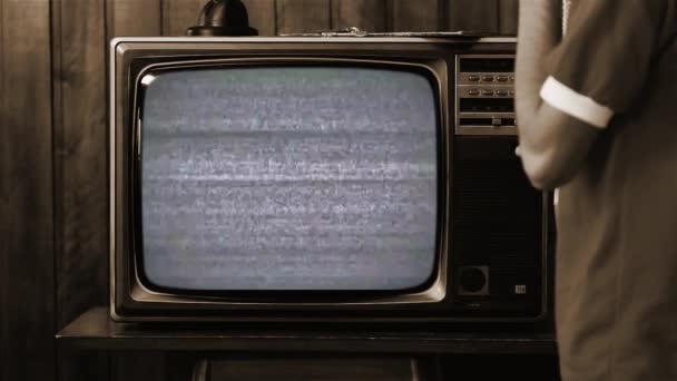 Ο τυφώνας Ντόριαν από το Διάστημα σε μια τηλεόραση της δεκαετίας του '80. Σέπια Τόνι. Στοιχεία αυτού του βίντεο που παρέχεται από τη NASA.  - Πλάνα, βίντεο