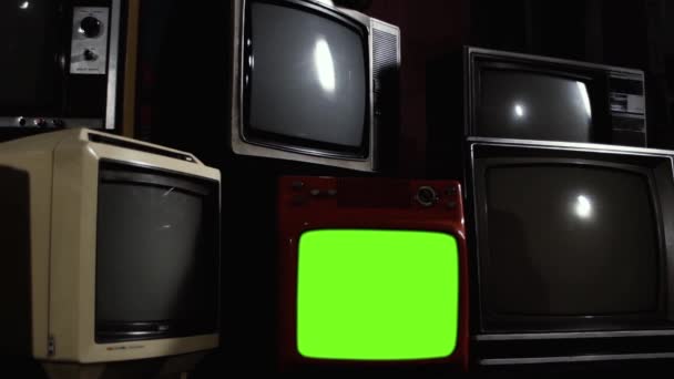 Stapelweise Retro-TVS und ein Retro-TV mit Green Screen. Sie können Green Screen durch das gewünschte Footage oder Bild mit Tasteneffekt in After Effects ersetzen (siehe Tutorials auf YouTube)).  - Filmmaterial, Video