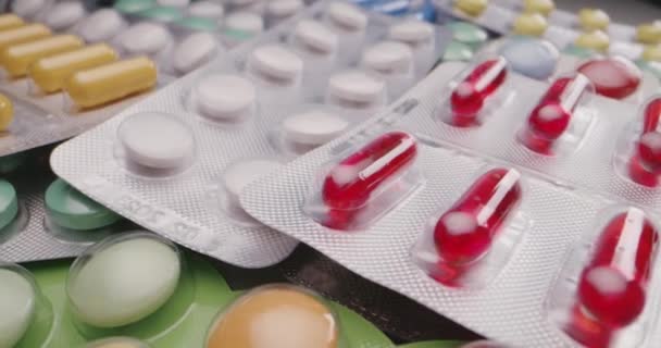 Φάρμακα που περιστρέφονται σε συσκευασίες κυψελών - Πλάνα, βίντεο
