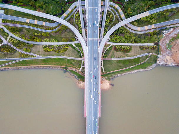 Transporte cruce tráfico carretera con el movimiento del vehículo vista aérea por dron - Foto, imagen