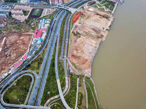 Légi felvételek madártávlatból a város viadukt híd út streetscape táj - Fotó, kép