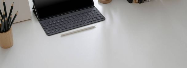 Captura recortada de espacio de trabajo simple con espacio de copia, tableta digital y papelería en la mesa blanca en la oficina en casa
  - Foto, imagen