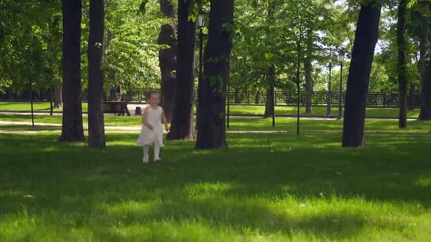 Happy Child Running in Mother Hands Embraces. Joyful Positive Love Emotions. Family Resting in Urban Park. Sunny Spring Summer Day. 2x Slow motion 1/2 60 FPS - Πλάνα, βίντεο