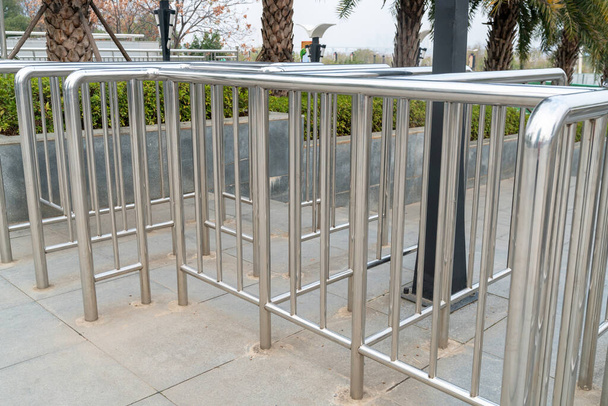 Carril protector de metal cromado en un parque - Foto, Imagen