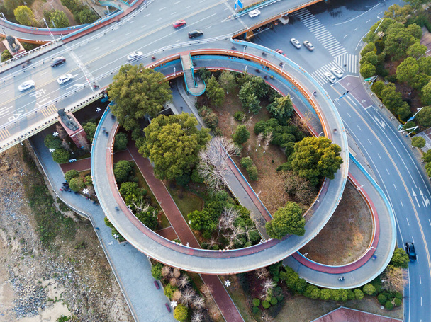 Doprava křižovatka silniční s pohybem vozidla letecký pohled drone - Fotografie, Obrázek
