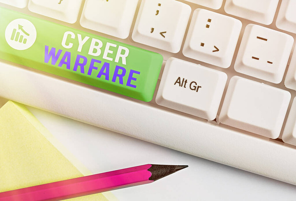 Escribiendo una nota mostrando Cyber Warfare. Foto de negocios mostrando Virtual War Hackers System Attacks Digital Thief Stalker
. - Foto, Imagen