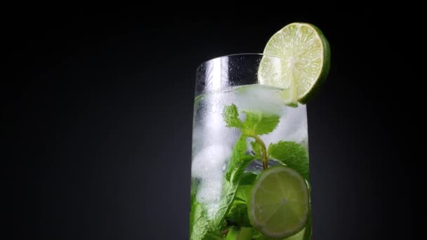 Barevné nealkoholické nápoje na léto, studené Mojito v brýlích - Záběry, video