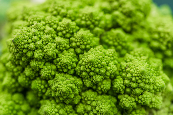 Macro food foto van biologische romaanse broccoli op de boerenmarkt kraam. - Foto, afbeelding