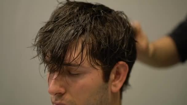 tyylikäs muodikas parturi parranajo ihmisiä
  - Materiaali, video