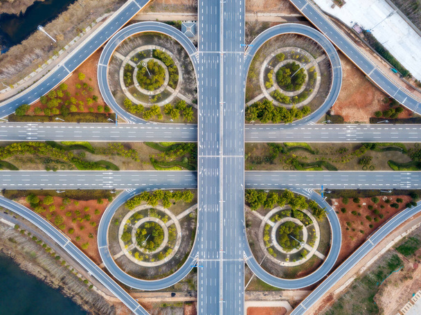 Verkeersknooppunt verkeersweg met zicht op de voertuigbeweging vanuit de lucht door drone - Foto, afbeelding