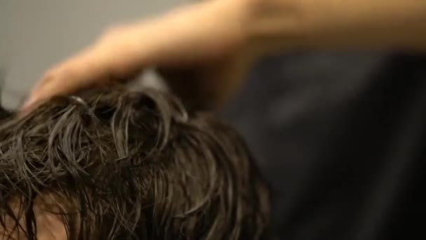 tyylikäs muodikas parturi parranajo ihmisiä
  - Materiaali, video
