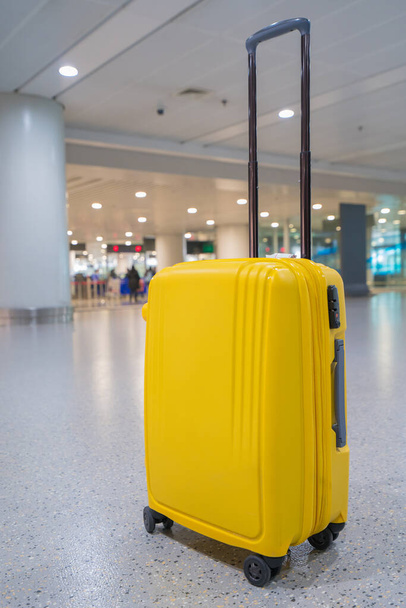 Hava taşımacılığı ve seyahat teması için havaalanı terminaline konulmuş valiz, bavul veya bavul. - Fotoğraf, Görsel