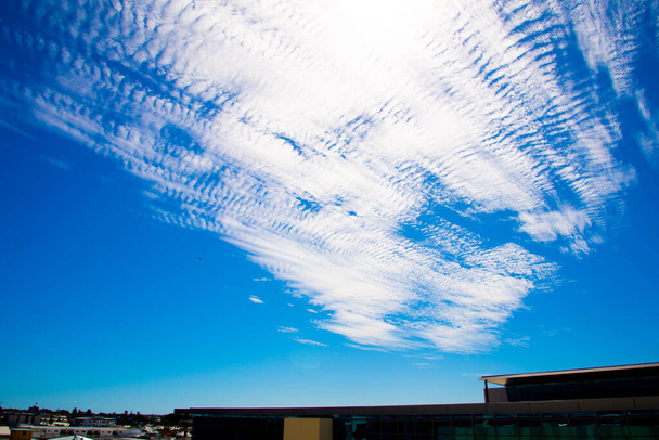 A nagy magasságú cirrus felhők kialakulása - Fotó, kép