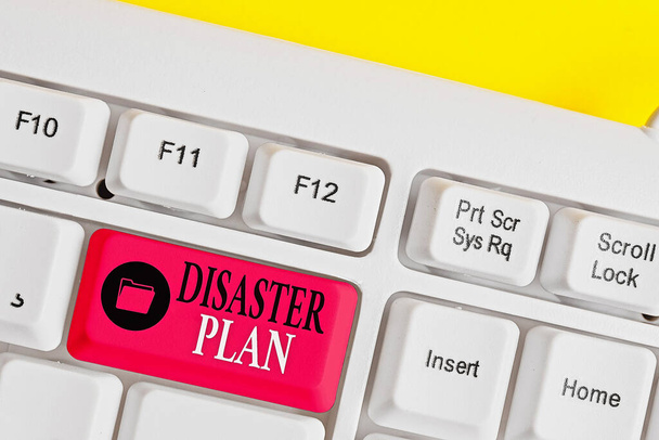 Word writing text Disaster Plan. Geschäftskonzept für Notfallvorsorge und Erste-Hilfe-Set. - Foto, Bild
