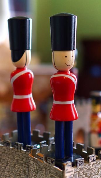 Soldados de juguete guardias granaderos con sombreros negros y chaqueta roja
 - Foto, imagen