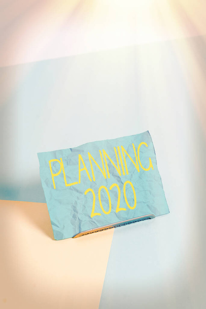Kavramsal el yazısı Planlama 2020 'yi gösteriyor. İş fotoğrafı gösterimi Zihin Konumlandırma Uzun vadeli Hedefler Kağıdı üzerinde yumuşak pastel çoklu renk arkaplanındaki tampon tel ile başlıyor.. - Fotoğraf, Görsel