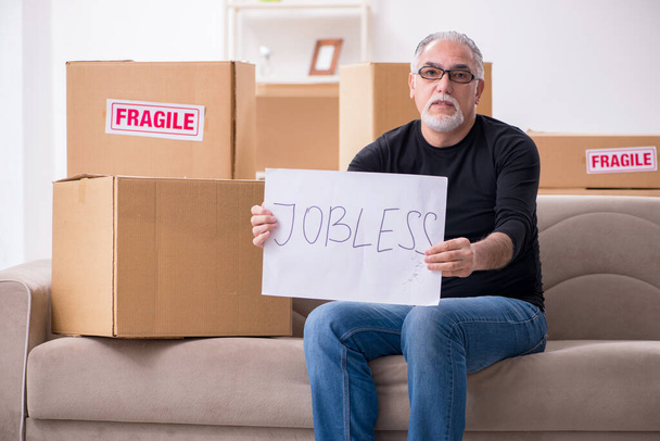 Vieux déménageur professionnel masculin faisant déménagement à la maison - Photo, image