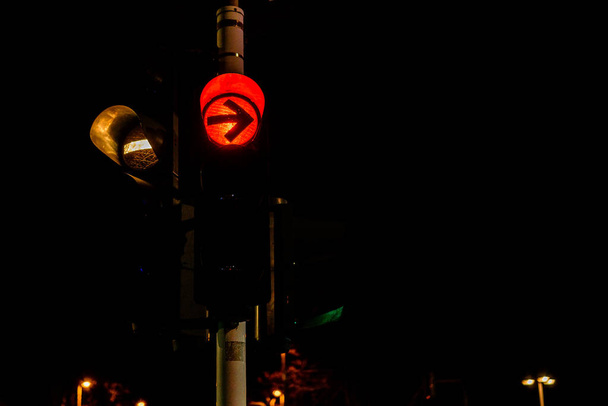 Värikkäiden liikennevalojen lähikuva nuolilla yökaupungissa 2020
 - Valokuva, kuva