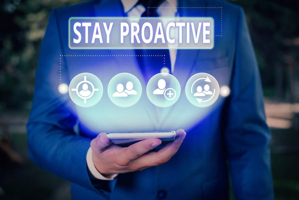 Schreiben Notiz zeigt Stay Proactive. Business-Foto, das zeigt, wie man eigene Entscheidungen trifft, um den voraussichtlichen Ereignissen vorzugreifen. - Foto, Bild