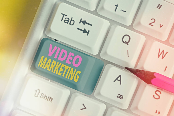Scrittura di testi a mano Video Marketing. Concetto significa creare brevi video su argomenti specifici utilizzando articoli
. - Foto, immagini
