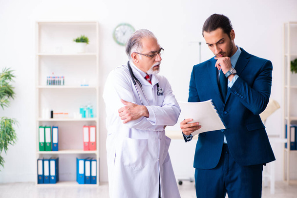 Мужчина врач и бизнесмен обсуждают медицинский проект - Фото, изображение
