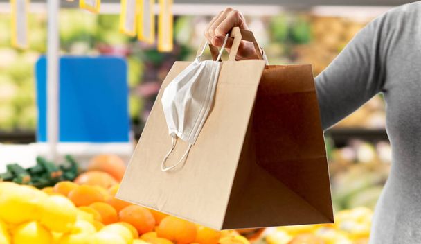 nő bevásárló táska és maszk élelmiszer - Fotó, kép