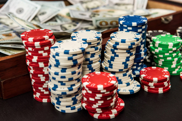herní a zábavní koncept - mnoho různých kasinových žetonů na hracím stole. zavřít - Fotografie, Obrázek