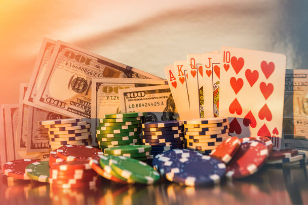 Poker concept - chips, speelkaart en ons geld op gouden achtergrond. - Foto, afbeelding