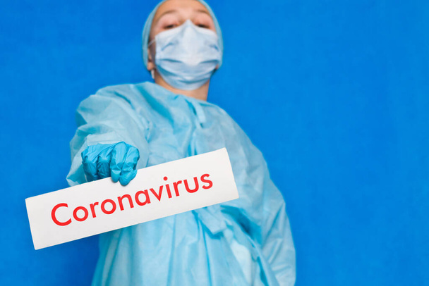 Jeune médecin montrant un signe disant coronavirus
. - Photo, image
