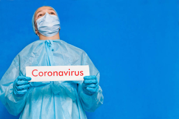 Jonge dokter toont een teken dat zegt coronavirus. - Foto, afbeelding