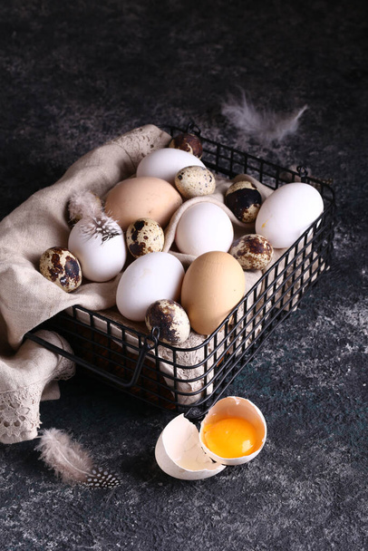 ovos de galinha e codorniz frescos orgânicos
 - Foto, Imagem