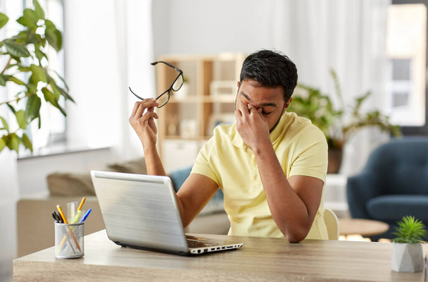 hombre cansado con el ordenador portátil de trabajo en casa oficina - Foto, Imagen