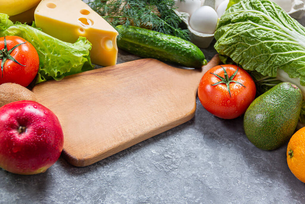 Концептуальний образ балансу здорової їжі з овочами та фруктами. Харчування та дієтична картина з копійкою
 - Фото, зображення