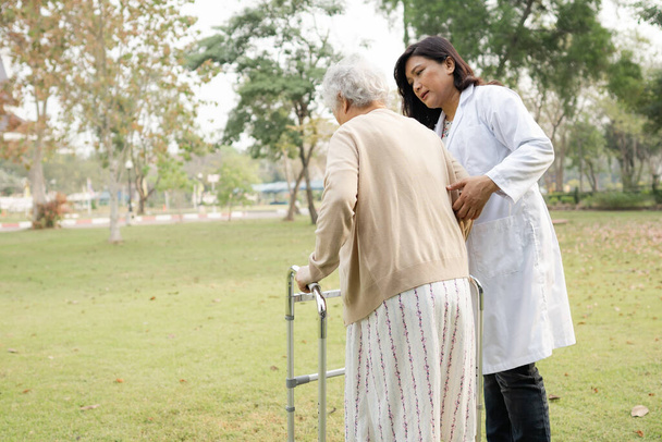 Asiatische Seniorin oder ältere Dame läuft mit Rollator im Park: Gesundes starkes medizinisches Konzept  - Foto, Bild