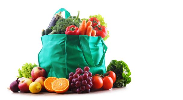 Sebzeli alışveriş çantası ve beyaz arka planda meyveler. - Fotoğraf, Görsel