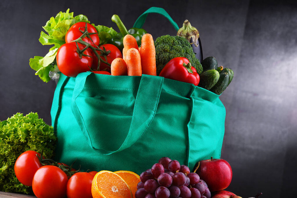 Shopping bag with fresh vegetables and fruits. - Photo, Image