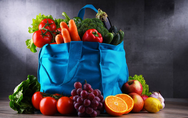 新鮮な野菜や果物のショッピングバッグ. - 写真・画像