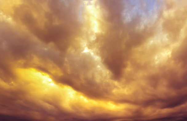 abstracto amarillo y naranja nubes borrosas en el hermoso cielo
 - Foto, Imagen