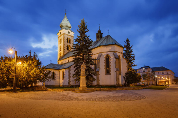 Liptovsky Mikulas 'ın ana meydanındaki kilise, Slovaki - Fotoğraf, Görsel