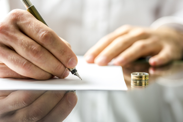 Firma de papeles de divorcio
 - Foto, imagen