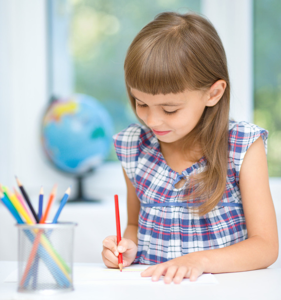 Little girl is drawing using pencils - Φωτογραφία, εικόνα